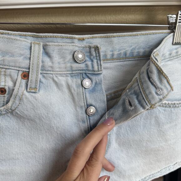 Levi's Womens 501 Jean Shorts Size 26 Button Fly Denim Light Wash Blue - Picture 2 of 6